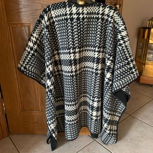 Reversible cape. Blk/off white